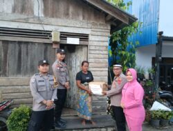 kegiatan Bulan Suci Ramadhan,Kapolsek Sayan Bersama Bhayangkari Ranting Sayan Berikan Bansos