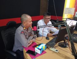 Jangkau Warga Pelosok, Kasi Humas Polres Ketapang Manfaatkan Sarana Radio Sampaikan Sosialisasi Call Center 110 Dan Himbauan Mudik Aman