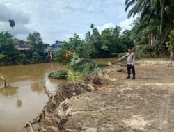 Bhabinkamtibmas Polsek Menjalin Cek Debit Air dan himbau Warga Untuk Waspada