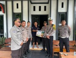 Jumat Berkah, Polres Sekadau Bagikan Paket Lebaran kepada Tokoh Masyarakat dan Agama