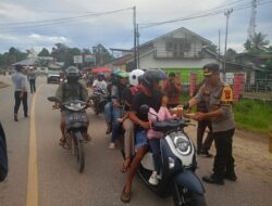 Sinergi Polres Sekadau dan Awak Media Berbagi Takjil di Bulan Ramadan