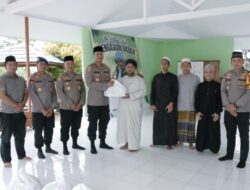 Polri Peduli Masyarakat, Polres Ketapang Berbagi Bansos Ramadhan