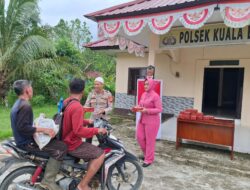 Kapolsek Kuala Behe Beserta Ketua Bhayangkari Ranting Kuala Behe Berbagi Takjil Kepada Pengguna Jalan Yang Melintas Di Mapolsek Kuala Behe