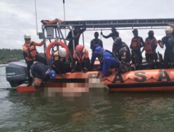 Bersama Tim Gabungan, Personel Satpolairud Polres Ketapang Lakukan Evakuasi Jenazah ABK Yang Tenggelam Di Perairan Kendawangan