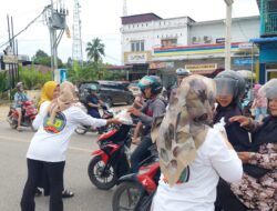 Bintara Polri ZLD Polres Sekadau Bagikan 70 Paket Takjil di Bulan Ramadan