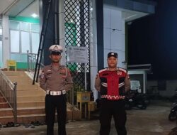 Personel Gabungan Polres Sanggau Amankan Ibadah Tarawih di Masjid Ar-Raudah