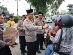 Kapolresta Pontianak Bersama Pokdarkamtibmas Pontianak Utara Bagikan Takjil Gratis di Depan Mako Polsek Pontianak Utara