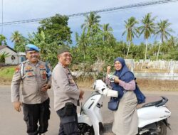 Ramadhan Penuh Berkah, Polsek Matan Hilir Selatan Bagikan Takjil Kepada Warga