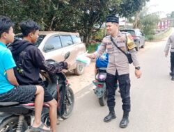 Menjelang Buka Puasa Polsek Sungai Laur Bagikan Takjil Kepada Warga Yang Sedang Berkendara