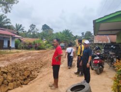 Forkopimcam Sekadau Hulu dan Pengusaha Bersinergi Perbaiki Jalan Rawak-Sejirak