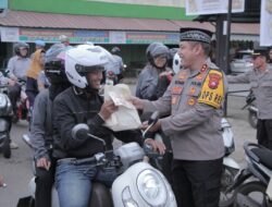 Bersama Pejabat Utama Polres, Kapolres Ketapang Bagikan Takjil Menjelang Buka Puasa