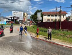 Petugas Pos Yan Ops Ketupat Sekadau Sigap Bersihkan Tumpahan Solar di Jalan Raya