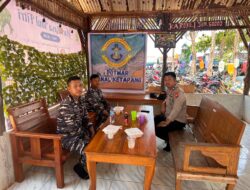 Personel Polsek Kendawangan Laksanakan Pengamanan Objek Wisata Pantai Selama Operasi Ketupat 2025