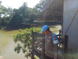 Antisipasi Banjir, Polsek Jelai Hulu Polres Ketapang Cek Debit Air di Tepi Sungai Kecamatan Jelai Hulu