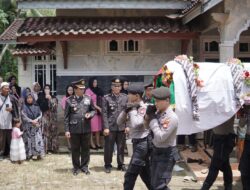 Upacara Kedinasan Polri, Hantarkan Bripka Agus Primadi Jaya Menuju Tempat Peristirahatan Terakhir