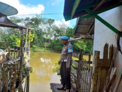 Antisipasi Banjir, Personel Polsek Jelai Hulu Lakukan Patroli Monitoring Debit Air di Desa Periangan
