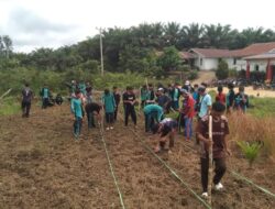 Bersama Siswa SMK, Polsek Belitang Hulu Manfaatkan Lahan Tidur Jadi Produktif dengan Tanam Jagung