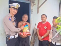 Lansia di Desa Peniti Terima Bantuan Beras Lewat Jumat Berkah Satlantas Polres Sekadau