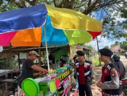 Sapa Warga, Polisi Sekadau Gelar Patroli Humanis di Tengah Kota