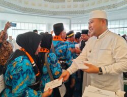 Pelepasan jama’ah calon haji oleh Bupati melawi 