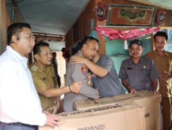 Kapolres Melawi berikan bantuan Kursi Roda kepada Erman Dan Lilis