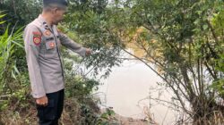 Anggota Polsek Laur Lakukan Pengecekan Debit Air Sungai Laur, Kondisi Wilayah Terpantau Aman dari Banjir