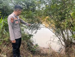 Anggota Polsek Laur Lakukan Pengecekan Debit Air Sungai Laur, Kondisi Wilayah Terpantau Aman dari Banjir