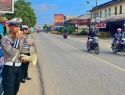 Mobil Patwal Satlantas Polres Sekadau Sekadau Sisir Kota, Imbau Warga Tertib Lalu Lintas
