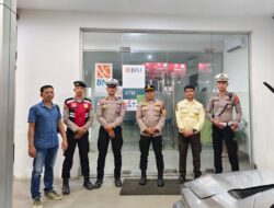 Sambangi Warga di Malam Hari, Polres Sekadau Edukasi Pentingnya Layanan 110