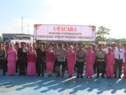 Dua Perwira Polres Sekadau Pensiun, Kapolres AKBP Donny Serahkan Penghargaan dalam Upacara Wisuda Purna Bakti