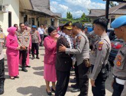 Haru Warnai Pelepasan Purna Bakti, Kompol Suwaris dan Kompol Masdar Pamit dari Polres Sekadau