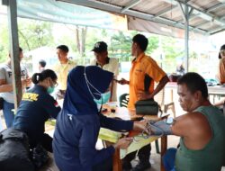 Polri Untuk Masyarakat, Polres Ketapang Gelar Pemeriksaan Kesehatan Gratis Kepada Sopir, Tukang Ojek, Dan Pekerja Di Pelabuhan Sukabangun Ketapang