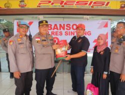 Jelang Hari Bhayangkara ke-79, Kapolres Sintang Salurkan Bansos untuk PHL dan Warga Bantaran Sungai Kapuas