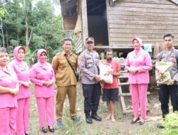Polres Melawi Berikan Bansos di Desa Tanjung Sari