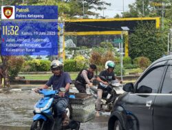 Personel Sat Samapta Polres Ketapang, Bantu Warga yang Kendaraannya Mogok Akibat Banjir