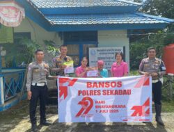 Polres Sekadau Salurkan 20 Paket Bansos Hari Bhayangkara ke Warga Desa Ensalang