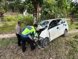Laka Tunggal di Sekadau, Polisi: Tiga Orang Luka Usai Mobil Tabrak Pohon