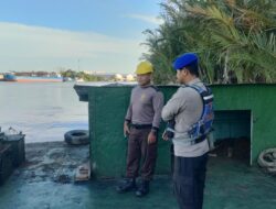 Personel Sat Polairud Polres Ketapang Laksanakan Sambang ke Kapal yang Lego Jangkar di Sungai Pawan