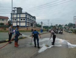 Bahayakan Pengendara, Polisi dan Damkar Bersihkan Tumpahan Solar di Tugu PKK Sekadau