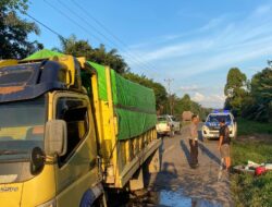 Sigap, Polisi Atur Lalu Lintas Akibat Truk Trouble di Ruas Jalan Sekadau-Sanggau