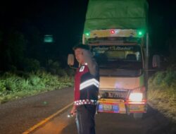 Respons Cepat, Polisi Sigap Evakuasi Mobil Trouble di Jalan Merdeka Timur Sekadau