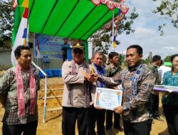 Berperan Wujudkan ODF di Sungai Tapah, IPDA Budi Hamdani Terima Penghargaan Pemkab Sekadau