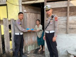 Jumat Berkah, Satlantas Polres Sekadau Bagikan Beras untuk Lansia dan Pemulung