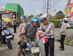 Polantas Sekadau Bagikan Bendera Merah Putih, Ajak Warga Kibarkan Semangat Kemerdekaan
