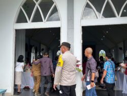 25 Personel Polres Sekadau Amankan Prosesi Pentahbisan Pastor di Belitang Hulu