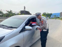 Polres Melawi Bagikan Bendera Kepada Masyarakat Pengguna Jalan
