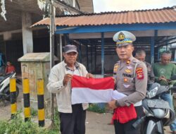 Polantas Sapa Tukang Ojek, Kasat Lantas : Kami Bagikan Bendera