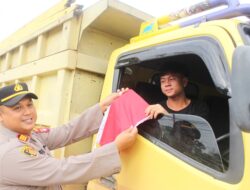 Kapolres Sekadau Hadiri Gerakan Pembagian Bendera Merah Putih Sambut HUT ke-80 RI