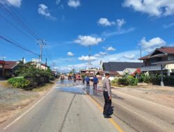 Pospol Simpang 4 Kayu Lapis Pastikan Arus Lalin Lancar Saat Pembersihan Tumpahan Solar