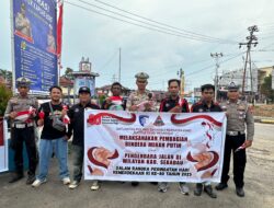 Polantas Sekadau dan Komunitas King Rattle Bagikan Bendera Merah Putih untuk Pengendara